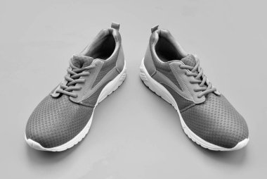 Alışveriş konsepti. Eğitim için ayakkabılar. Koşmak için spor ayakkabıları. Bir çift rahat spor ayakkabı. Spor mavi spor ayakkabılar. Turuncu arka planda ayakkabılar. ayakkabı mağazası.