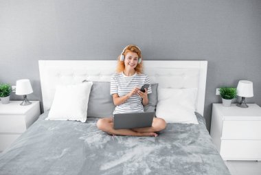 Telefondaki kadın sohbetine sevindim. Evde telefonla konuşan bir kadın. Kulaklıklı kadının telefon görüşmesi..