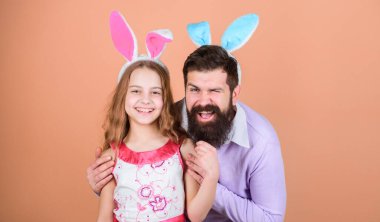 Çocuklar için Paskalya aktiviteleri. Mutlu Paskalya. Tatil tavşan uzun kulakları. Aile geleneği konsepti. Aile Baba ve kızı Bunny kulakları giymek. Baba ve çocuk Paskalya kutlamak. Bahar tatili. Paskalya günü.
