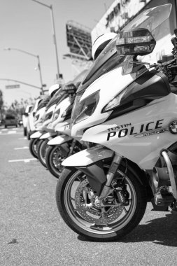 Long Beach, Kaliforniya ABD - 31 Mart 2021: Tustin polisi BMW R 1250 RT motosiklet parketti. ön bölüm.