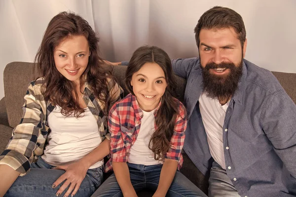 Mutlu bir anne ve kız çocuğu selfie çeker kanepeye birlikte otururlar, aile günü..