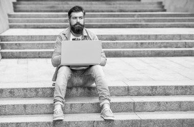 Serbest çalışan bir adamın dizüstü bilgisayarında iletişimi var. Serbest çalışan adamın dışarıdaki bilgisayarla iletişimi var. Dışarıdaki serbest çalışan adamın iletişimi. Serbest çalışan adamın kahve molasında iletişimi var..