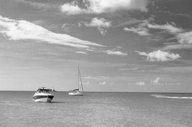 Plajda yaz tatili yatı görüntüsü. Yaz tatili yatı. Deniz kenarında yaz tatili yatı. Yaz tatilinde deniz kenarında yat gezisi.