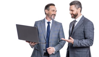 Serbest çalışmak için dizüstü bilgisayar kullanan iş adamları. İşletme bilgisayarında serbest çalışmak. Serbest çalışan işadamları beyazları izole ediyor. Uzaktan iletişim. Serbest çalışanlar blogu internete yüklüyor. Çevrimiçi çalışan serbest çalışan.