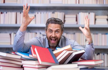 Okula dönüyorum. Kitaplı üniversite eğitimi. Okul öğretmeni eğitimi sever. Okul kütüphanesindeki kitap kurdu ineği. Üniversite profesörü öğrenme ve öğrenme. Okul eğitimi. edebiyat sınıfı.