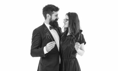 Güvenilir ilişkiler. Sevgililer günün kutlu olsun. Birbirine aşık bir çift. Aile çifti. Sakallı adam kucaklayan kadın. Gerçek duygular. Yıldönümünü kutlayalım. Evli çiftin kalbi kırmızıdır. Mutlu İlişkiler.