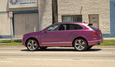Miami Beach, Florida ABD - 15 Nisan 2021: Mor metalik Bentayga v8 2015 SUv, arka görüş.