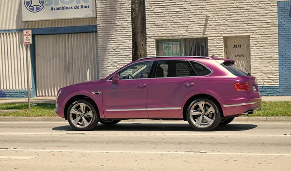 Miami Beach, Florida ABD - 15 Nisan 2021: Mor metalik Bentayga v8 2015 SUv, arka görüş.
