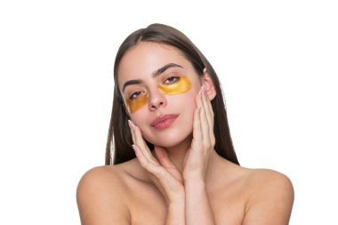 Kadın göz bandı kullanıyor. Yüz maskesi. Kore güzellik kozmetik ürünleri. Vitamin kolajen bandı. Yamalı bir kadının güzellik kozmetolojisi. Doğal güzellik. Sağlıklı cilt kozmetolojisi. Sorunlu cilt tedavisi.