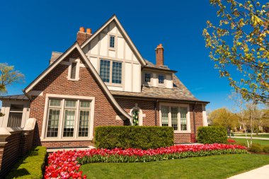 Banliyö kır evi mimarisi. Modern banliyö evi. Açık alanda bir apartman. Mahalledeki banliyö yazlık evi. Banliyö yazlık evi. konut sigortası.