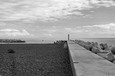 Deniz kenarındaki gezinti güvertesinde. Deniz önü gezinti manzarası. Deniz kenarında kimse olmadan gezinmek. Deniz kenarındaki gezinti alanının fotoğrafı.