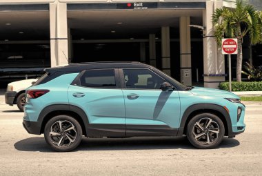Miami Beach, Florida ABD - 15 Nisan 2021: Blue Chevrolet Trailblazer RS SUV Crossover, yan görüş.