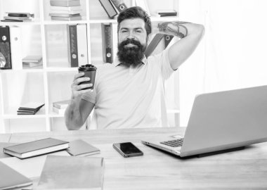 Mutlu müdür kahve molasında dinleniyor, dinleniyor..