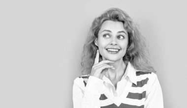 Stüdyodaki kızıl saçlı kadının portresi, kopyalama alanı. Kızıl saçlı kadının portresi. Kızıl saçlı kadının fotoğraf portresi. Gri arka planda izole edilmiş kızıl saçlı kadının portresi..