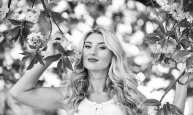 Bahar rüzgarının tadını çıkarıyorum. Pembe kiraz ağacı çiçekleri. Çiçek aroması tedavisi. Eski ve eski moda. Saf güzellik dişisi. Tasasız ve mutlu bir kadın. Seksi kız sakura çiçeğinin tadını çıkarıyor. bahar çiçekli ağaç.