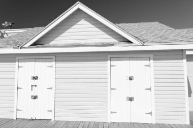 Yazın parlak sahil kulübesinin fotoğrafı. Yaz tatilinde sarı plaj kulübesi. Yazın sahil kulübesi. Yazın sahil kulübesi inşaatı.