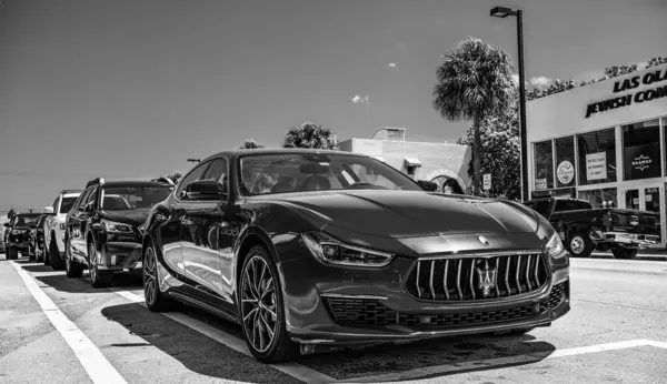 Miami, Florida ABD - 25 Mart 2023: kırmızı 2016 Maserati Ghibli S Q4 park halindeki araç, köşe görüş.