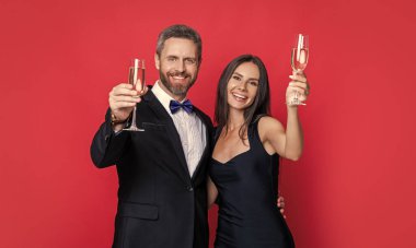 Çiftler tezahürat yapıyor ve kırmızı, seçici odak noktasında yalnızlığı kutluyorlar. Çiftler tezahürat yapıyor ve stüdyoda kutluyor. Çiftler tezahürat yapıyor ve arka planda kutluyor. Çiftin tezahürat ve kutlama fotoğrafı