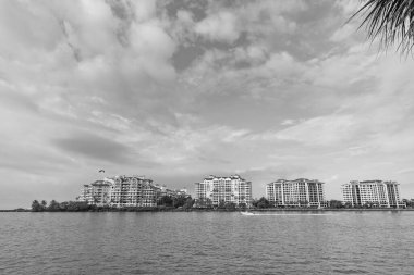 Şehir merkezinin mimarisinin manzarası. Şehir merkezindeki deniz kenarı açıklığı. Şehir merkezinin fotoğrafı. Şehir merkezinde binalar var..