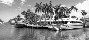 Sahil limanı varış noktası. Deniz kenarındaki yaz mevsiminde yatları olan liman manzarası. Limanda rıhtımlı tekneleri olan güzel bir deniz kenarı tatil beldesi. Sahil limanı yaz için mükemmel bir yer..