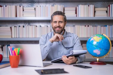 Öğretmenler gününde sınıfta öğretmenlik ve eğitim..