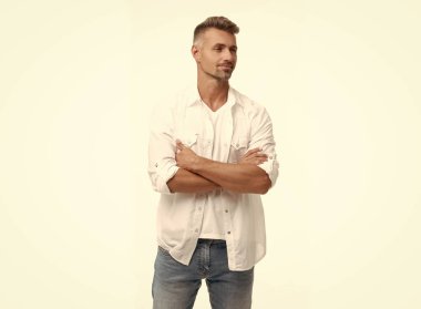 Beyaz gömlekli, kır saçlı, beyaz bir adam. Boz adam tarzı. Grizled Man 'in stüdyo çekimi. Beyaz arka planda izole edilmiş olgun, kır saçlı adam.