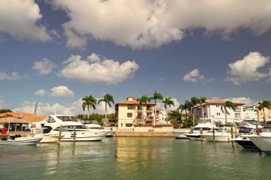 Limana yanaşan yat görüntüsü. Limandaki yat teknesi. Limandaki yat teknesi tatilde. Limandaki tekne yatı..