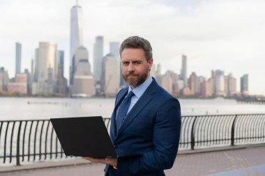 İnternette çalışan bir iş adamı. İş adamı dışarıda bilgisayar ya da dizüstü bilgisayarda çalışmakla meşgul. Adam internet tarayıcısından iş e-postası ve sörf yolluyor. New York 'ta serbest çalışan bir iş adamı. Değer oluştur.