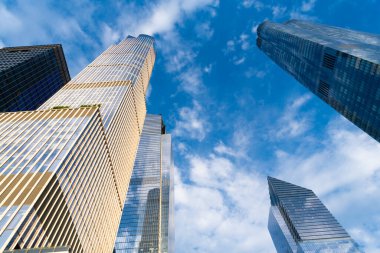 Modern cam bina. Metropolis City 'deki gökdelen. Şehir merkezinde gökdelenli. İş bölgesindeki ofis binası. Gökdelen mimarisi. Gökdelen yapısal bütünlüğü.