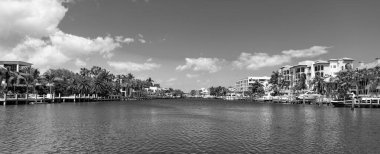 Deniz kenarında yaz mevsiminde yatları olan limanın panoramik manzarası. Limandaki deniz kenarı tatil beldesi. Sahil limanı yaz için mükemmel bir yer. Sahil limanı varış noktası.