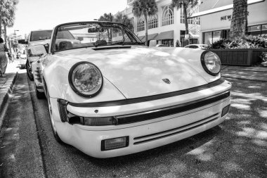 Miami, Florida USA - 25 Mart 2023: beyaz Porsche930 klasik üstü açık klasik araba, ön manzara.