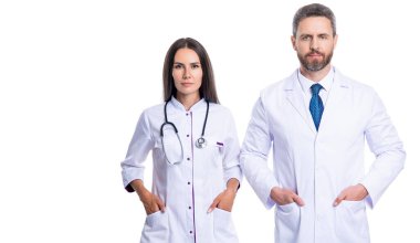 Hastanede pratisyen hekim. Kendine güvenen pratisyen doktor muayenehanede duruyor. Steteskoplu pratisyen hekim. Tıp, sağlık ve insan konsepti. Sağlık sigortası.