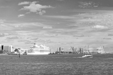 Limanda gemiyle deniz manzarası. Yazın limanda deniz manzarası. Gün ışığında limanda deniz manzarası. Liman limanında deniz manzarası.