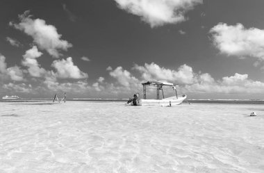 Deniz teknesiyle yaz seyahatinin görüntüsü. Deniz teknesiyle yaz seyahati. Plajda deniz teknesiyle yaz seyahati. Deniz teknesiyle yaz gezisi.