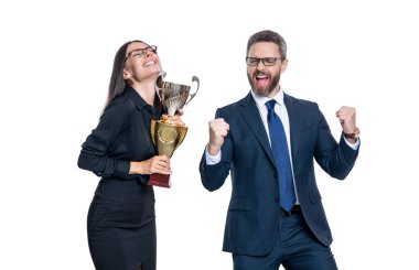 İki iş adamı başarılı bir görüşme için beyazları izole etti. Başarılı iş kadını takım elbiseli adam şampiyonluk kupasını tutuyor. İş ödülü ve başarı. İş başarısı. Kupa kazanan şampiyon..