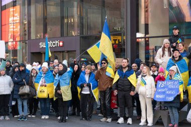 NEW YORK, Amerika Birleşik Devletleri - 24 Şubat 2024: Ukrayna 'daki savaşa karşı aileleri ve çocukları protesto eden insanlar. Rusya 'yla 2 yıl süren tam savaş. Ukrayna Rusya savaş terör devleti.