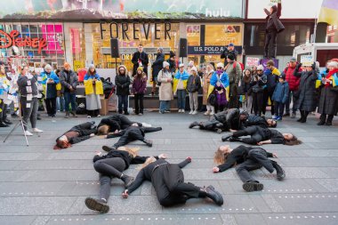 NEW YORK, Amerika Birleşik Devletleri - 24 Şubat 2024: Ukrayna 'daki savaşa karşı aileleri ve çocukları protesto eden insanlar. Rusya 'yla 2 yıl süren tam savaş. Ukrayna Rusya savaş terör devleti.