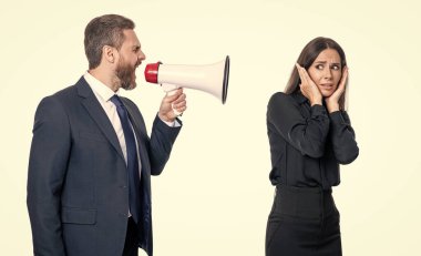 İş adamları stüdyoda hoparlörle tartışıyorlar diye bağırıyor. İş adamları hoparlörle tartışıyor. İş adamlarının hoparlörle tartıştığı bir fotoğraf. İş adamları içeride hoparlörle tartışıyor