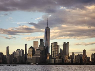 Büyük şehir manzarası. New York şehir merkezi. Manhattan silueti. New York şehri. New York 'un gökdelen binası. Kentsel mimari. Manhattan ve Hudson River şehir merkezinde. Mimari mucizeler.