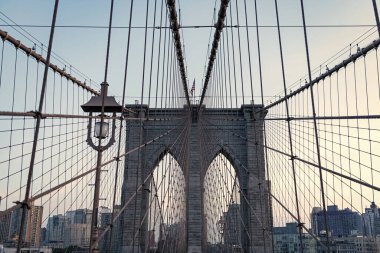 Manhattan ve Brooklyn arasında New York 'ta asma köprü mimarisi.