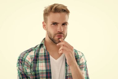 Bin yıllık insan beyazdan soyutlanmış. Arkaplanda bin yıllık bir adam var. Stüdyoda milenyum adamı. Kareli gömlek giyen bin yıllık bir adamın fotoğrafı..