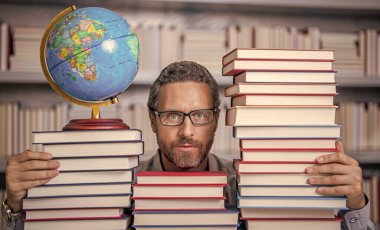 Bilgi ve eğitim kavramı. Sınıfta kitabı olan bir öğretmen. Öğretmenim sınıfta. Öğretmenler Günü. Sınıfta öğretmen. Sınıfta kitapları olan bir coğrafyacı. Öğrenme aşkı.