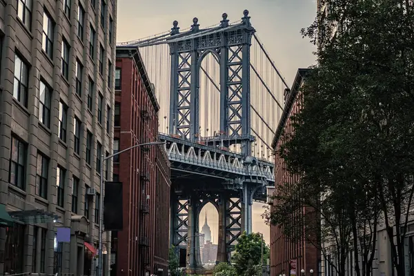 New York 'taki Manhattan Köprüsü. Manhattan 'daki tarihi köprünün mimarisi. Aşağı Manhattan 'ı Canal Caddesi' nden Brooklyn 'e bağlayan köprü. New York şehir mimarisi. Manhattan bağlantısı.