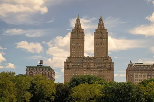 Central Park ve New York 'taki Yukarı Doğu yakası. Park gökdelenle çevrili. Central Park ABD 'den Manhattan binaları. Central Park 'taki Manhattan binasının manzarası. ünlü simge.