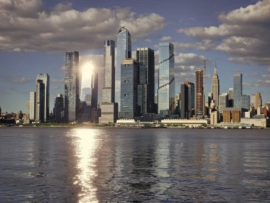 Manhattan silueti. New York şehri. New York 'un gökdelen şehri. Kentsel mimari. Manhattan şehir merkezi. Metropolitan şehri. Büyük şehir manzarası. New York şehir merkezi. Manhattan gökdelenleri.