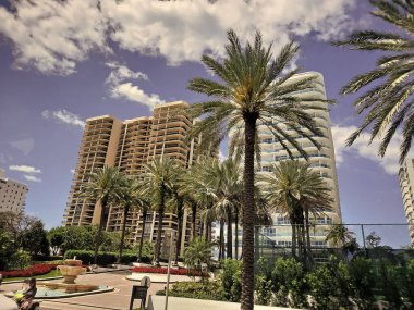 Sunny Isles, ABD - 22 Mart 2021: Tropikal tatil beldesi gökyüzü bulutlu.