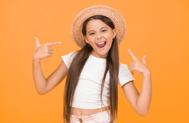 Mükemmel kıyafet. Saman plaj şapkalı mutlu çocuk. Yaz tatili ve tatil. Harika bir ruh hali ve boş zaman. Çocuk modası ve güzellik. Mutlu çocukluk. hasat ve tarım konsepti. Ilık bahar günü.