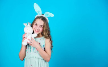 Mübarek bir Paskalya. Paskalya bunny tavşan. Küçük çocuk ile şirin oyuncak. Küçük çocuk Paskalya tavşanı tarzı oyuncakla oynamak. Sevimli kız ve tavşan oyuncak. Tavşan kulakları Paskalya oyuncak, kopya alanı ile küçük kız.