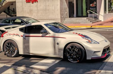 Miami Beach, Florida USA - 13 Nisan 2021: White Nissan Nismo, yan görüş. lüks spor araba.