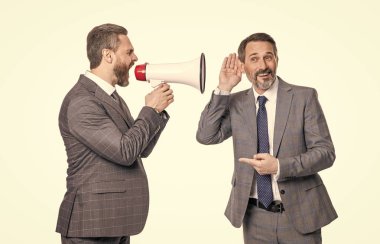 İş adamları hoparlörü açarak bağırmayı görmezden geliyorlar. İki işadamı hoparlörde bağırmayı görmezden geliyor. İşadamları, beyazdan izole edilmiş bir şekilde hoparlörle bağrışmayı görmezden geliyorlar. İşadamları hoparlörde görmezden geliyorlar
